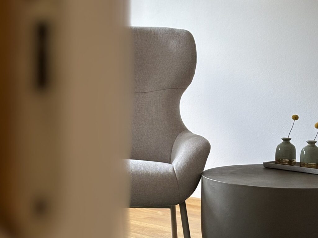 Beider Sessel auf dunkel grünem Teppich