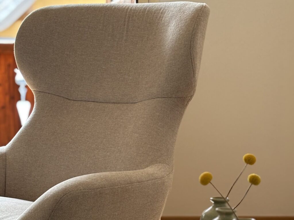 Beider Sessel und Couch-Tisch mit Blumen