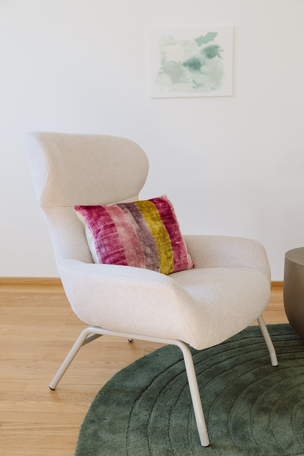 Ein heller Sessel in der Praxis für Psychotherapie in Salzburg